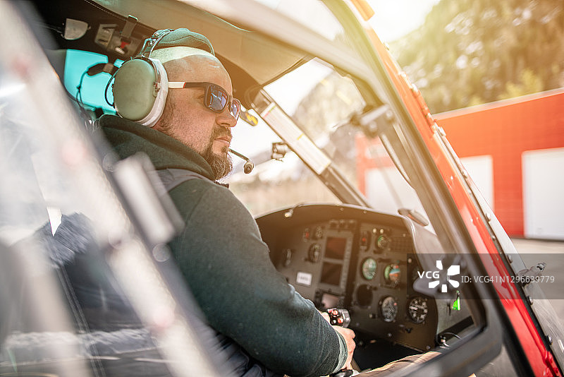 直升机驾驶舱内的飞行员进行飞行前检查图片素材