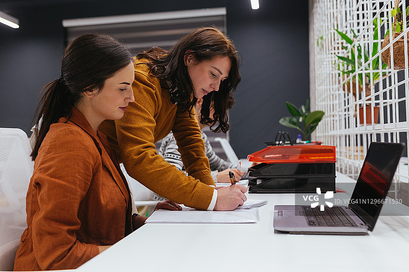 同心协力，解决难题图片素材