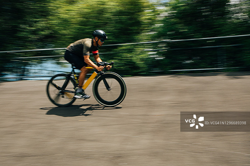骑公路自行车的年轻男子图片素材