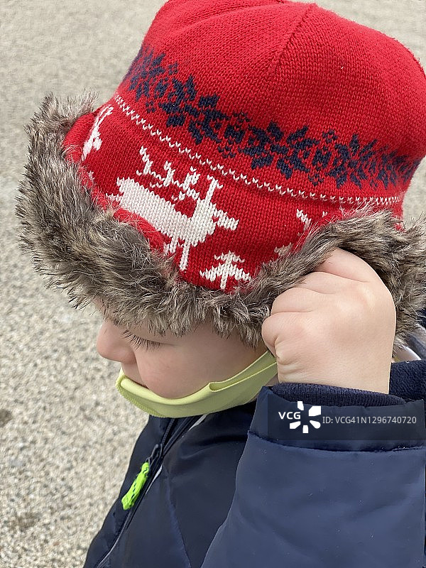 戴红色毛线帽和口罩的男孩图片素材