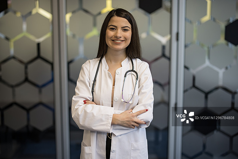 年轻女医生肖像图片素材