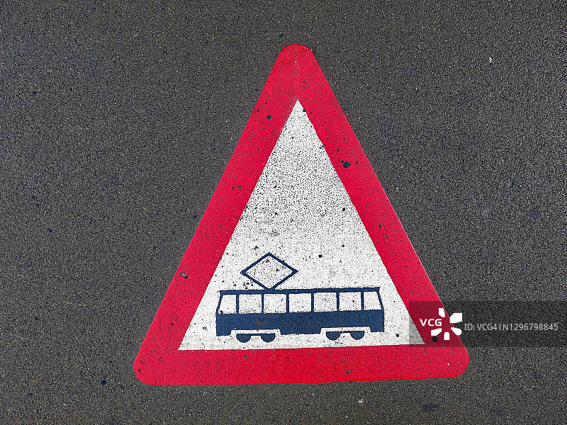布鲁塞尔的有轨电车交叉路口危险警告路标图片素材