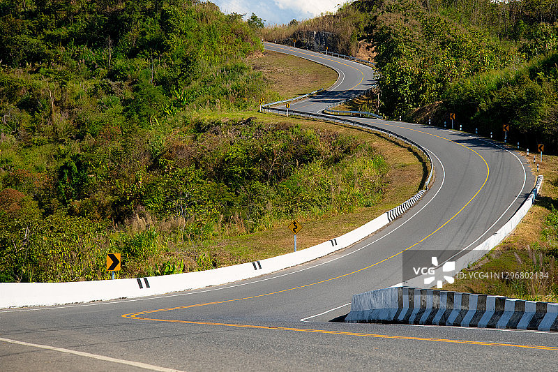 泰国北部热带森林中的乡村道路图片素材