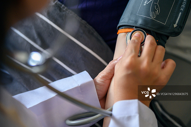 女医生为病人测量血压图片素材