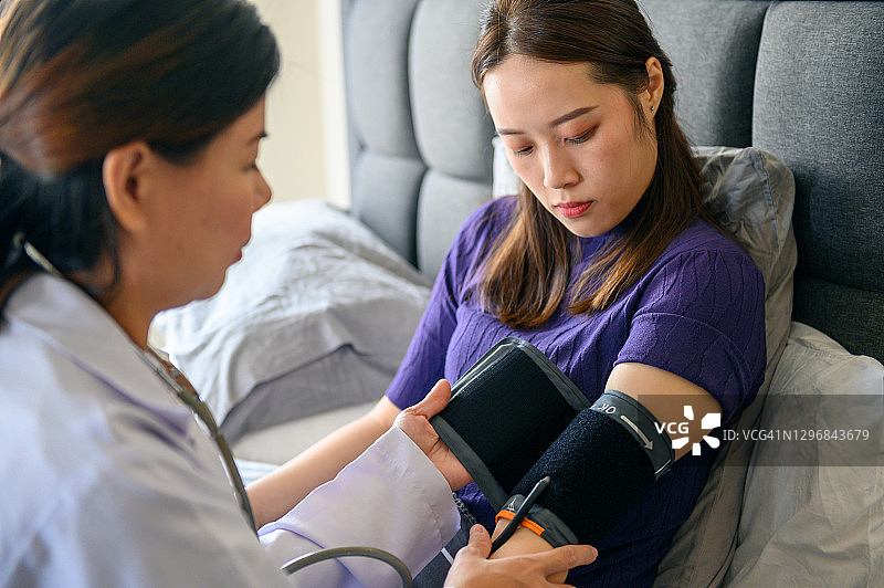 女医生为病人测量血压图片素材