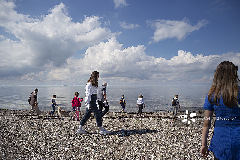 一群人在丹麦波罗的海沿岸行走图片素材