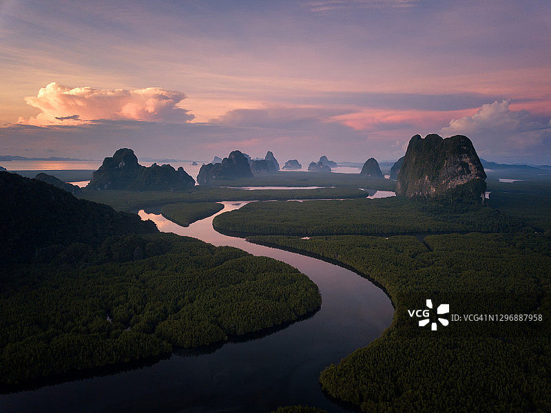 泰国普吉攀牙湾石灰岩岛屿和河流鸟瞰图片素材