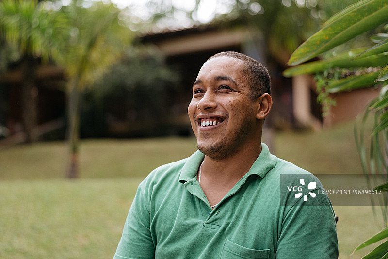 在乡间别墅微笑的男人图片素材