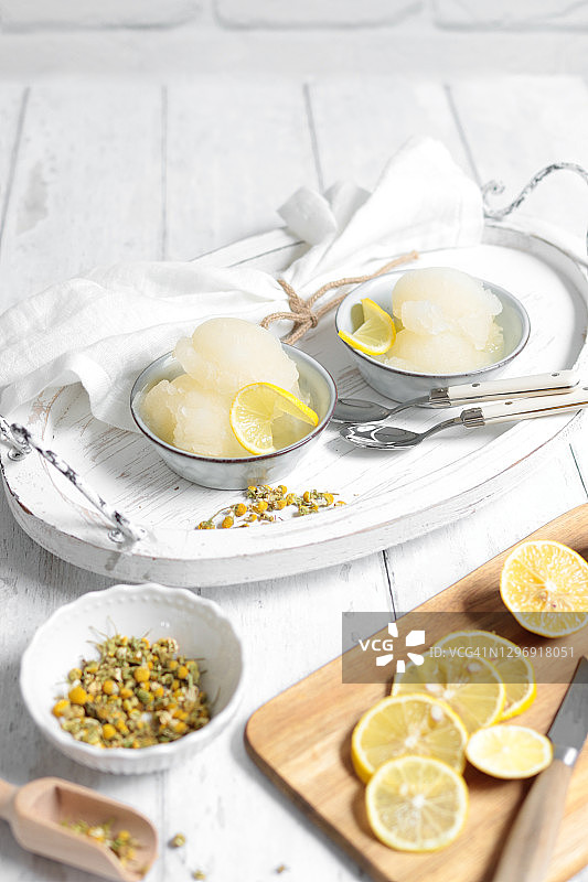 自制柠檬冰糕球在复古别致厨房图片素材