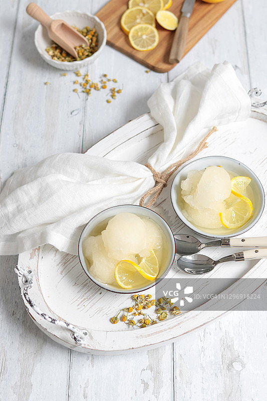 自制柠檬冰糕球在复古别致厨房图片素材