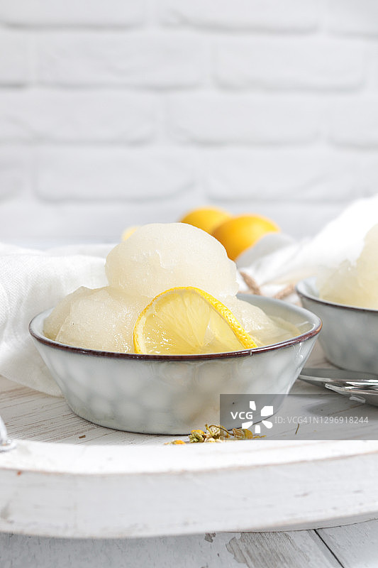 自制柠檬冰糕球在复古别致厨房图片素材