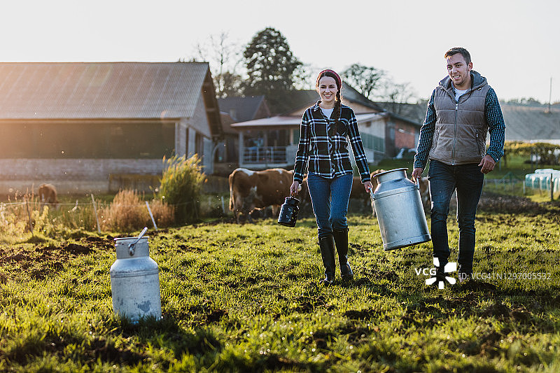 年轻男女拿着牛奶罐图片素材