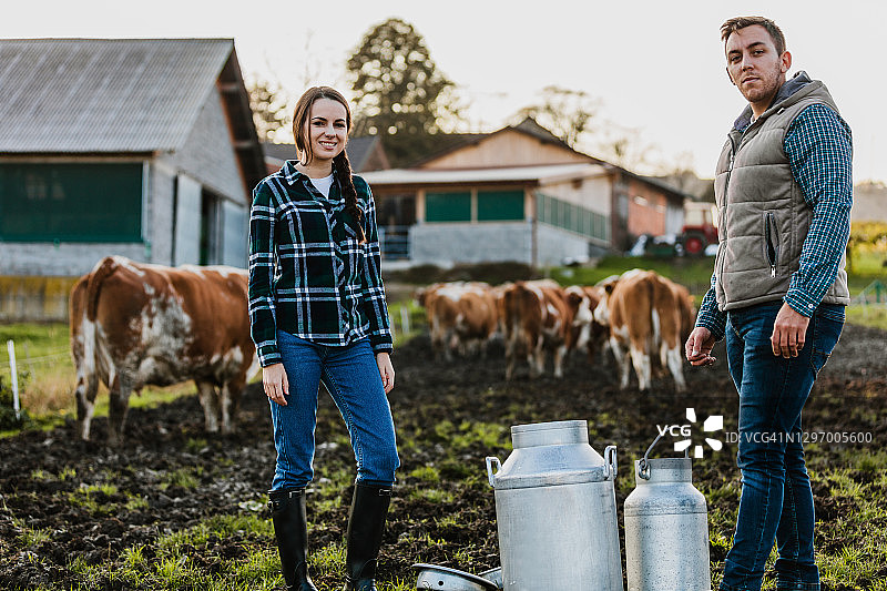 饲养乳牛的年轻农民图片素材
