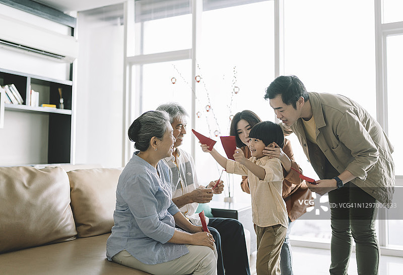 中国新年，亚洲华人祖父母给孙子发红包图片素材