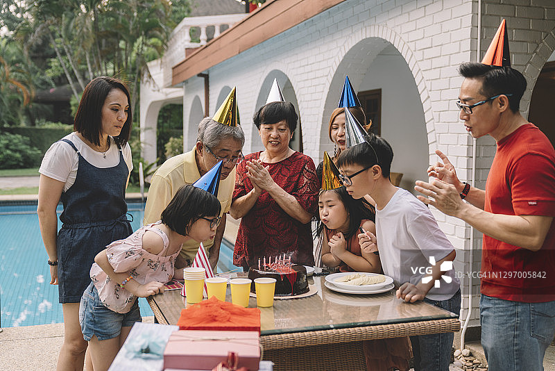 亚裔华人多代同堂庆祝爷爷的生日图片素材