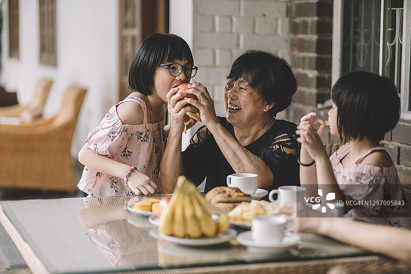 中国奶奶和孙女们在家喝下午茶图片素材