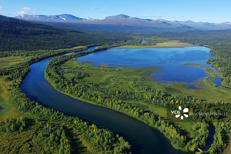 瑞典拉普兰萨勒克国家公园郊外河流的航拍景色图片素材