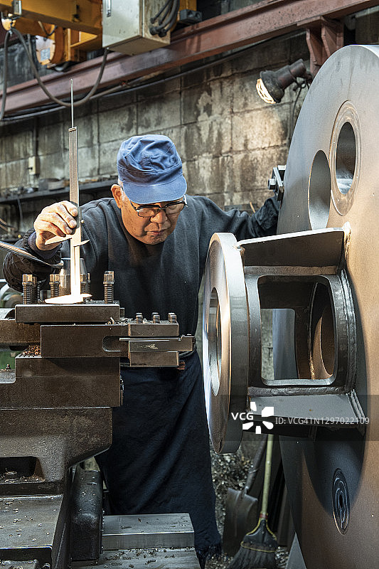 老旧时依然盛开的花朵，市中心的钢铁厂图片素材