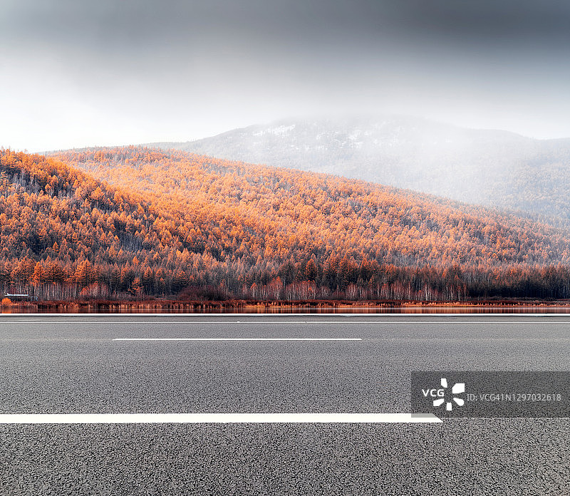 秋日森林公路图片素材