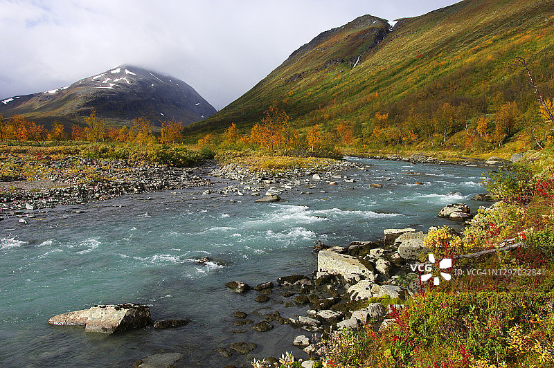 萨尔韦斯瓦格山谷的彩色秋景图片素材