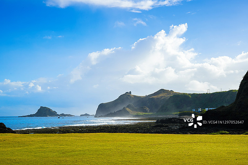 远眺中国台湾绿岛乡的牛头山图片素材