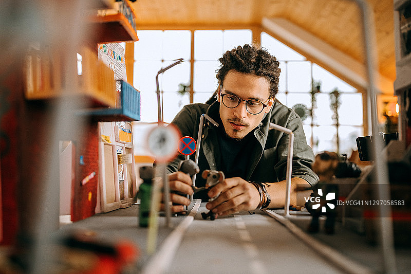 定格动画艺术家用手机拍摄新项目图片素材