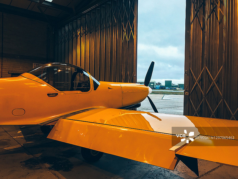 机库里的小型单引擎特技飞机图片素材