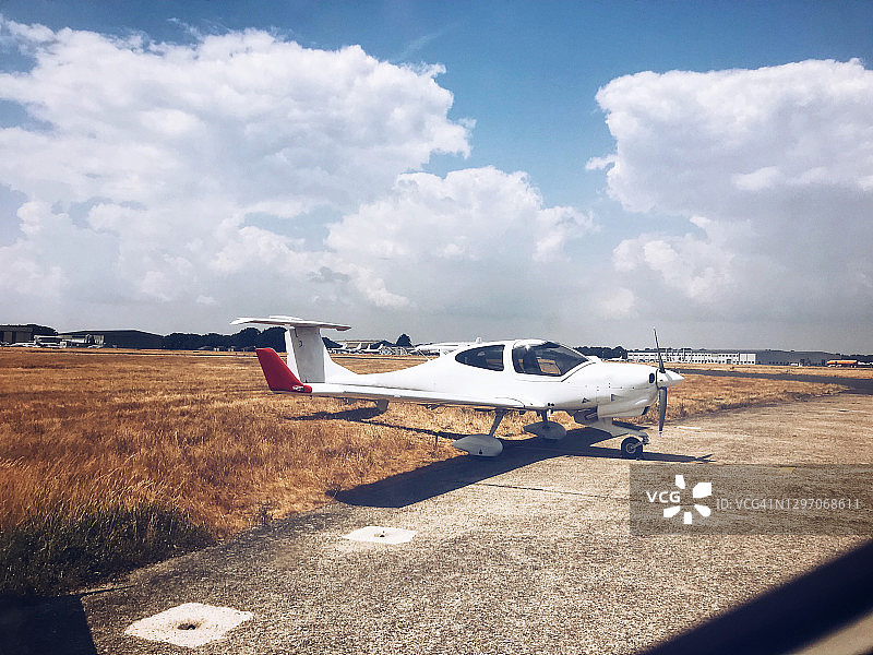 停放的小型单引擎螺旋桨飞机图片素材