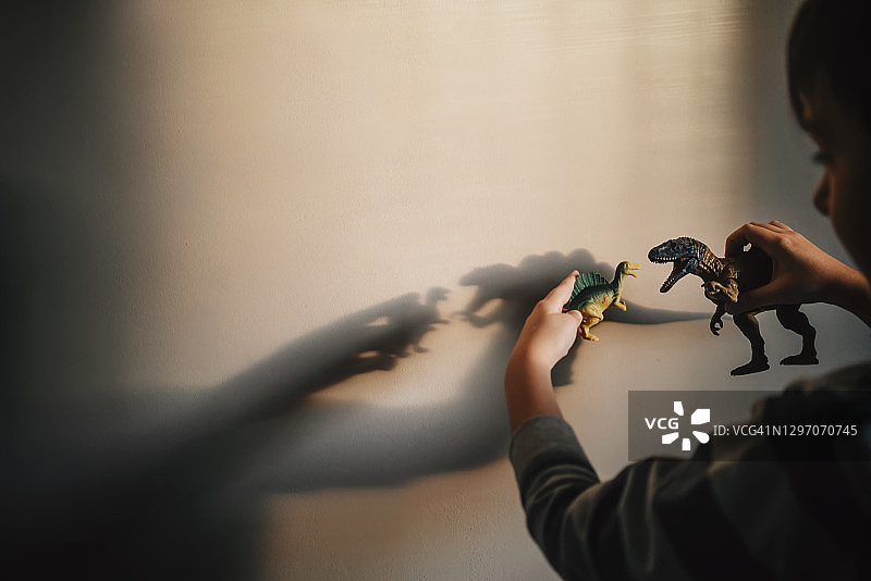 玩影子的男孩图片素材