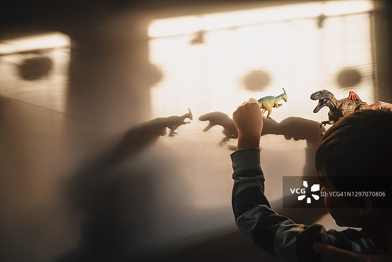 玩影子的男孩图片素材