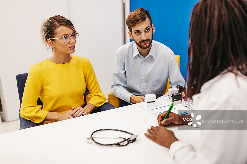 在医生办公室的年轻夫妇图片素材