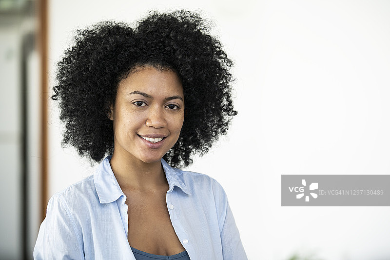 微笑的年轻女子的肖像图片素材