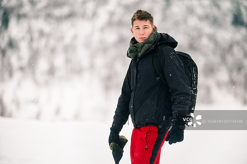 在山上的滑雪运动服的年轻英俊男子图片素材