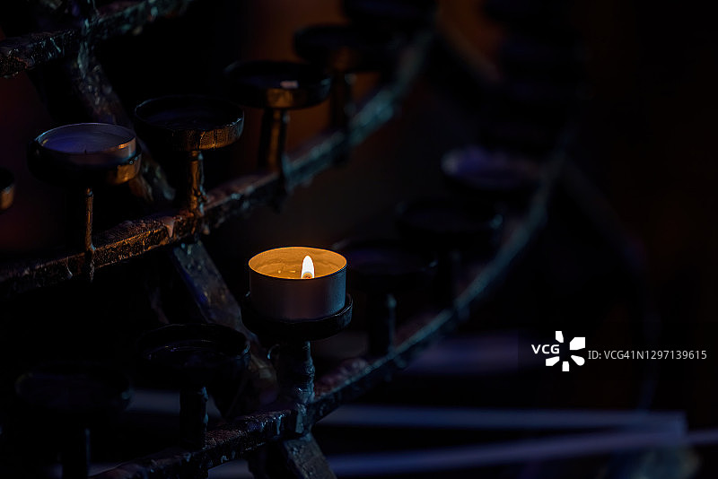 用于祈祷的大教堂蜡烛图片素材