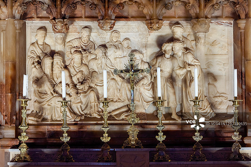 华丽的耶稣受难像，背景是宗教大理石雕刻图片素材