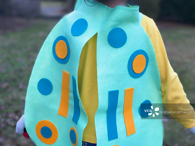 混血幼儿女孩穿着昆虫服装在户外玩耍图片素材