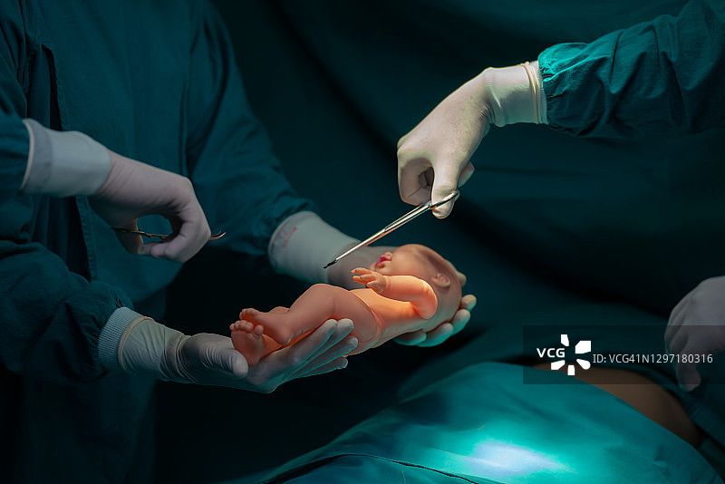 手术室里的医生正在进行分娩图片素材