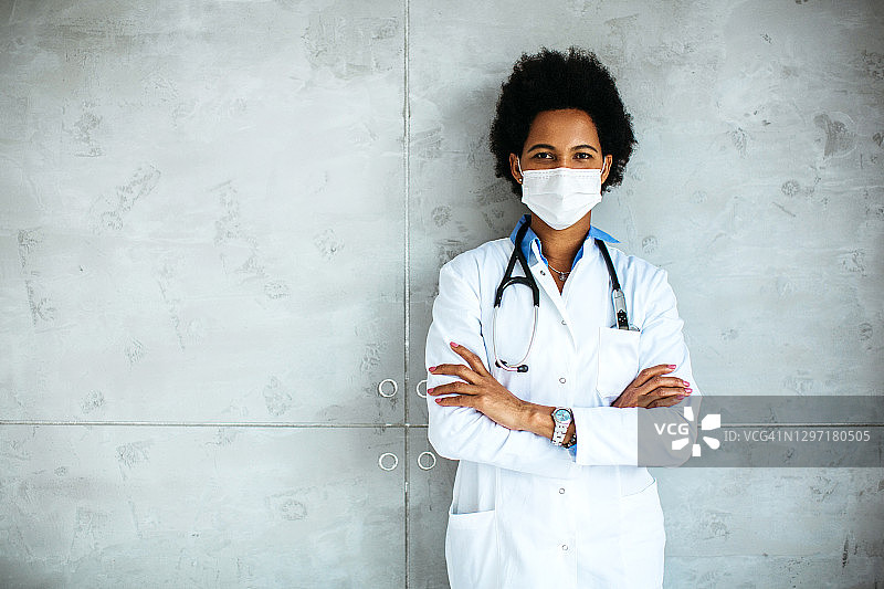 抱臂站立的女医生肖像图片素材