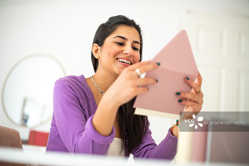 年轻女人在桌前写信图片素材
