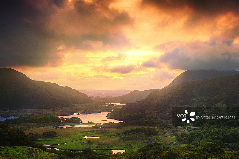 爱尔兰凯里郡日出时分的基拉尼湖群图片素材