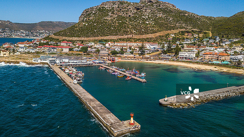 卡尔克湾渔港的渔船与防波堤图片素材