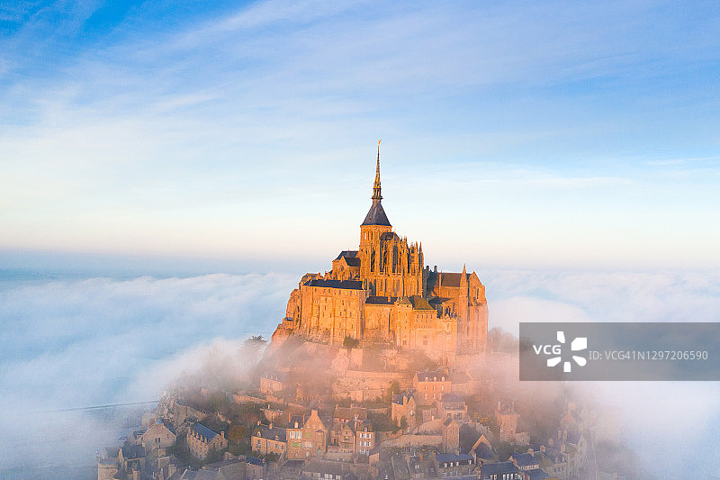 诺曼底圣米歇尔山上空的壮丽光雾图片素材