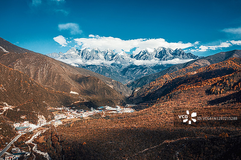 无人机拍摄的秋季黄叶山景照片图片素材