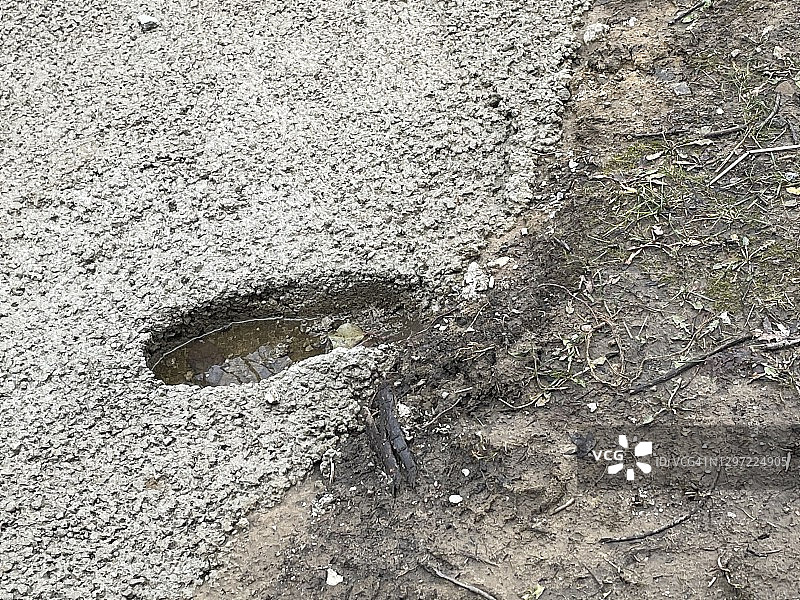 湿混凝土中的脚印图片素材