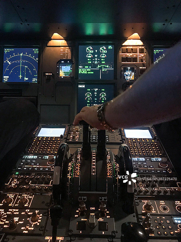 双引擎商用飞机驾驶舱图片素材