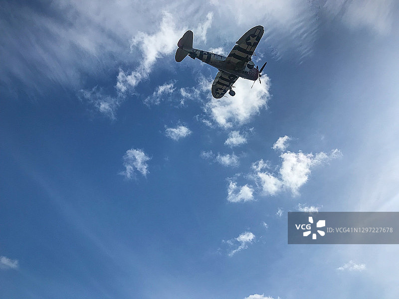 蓝天下的复古二战螺旋桨战斗机图片素材