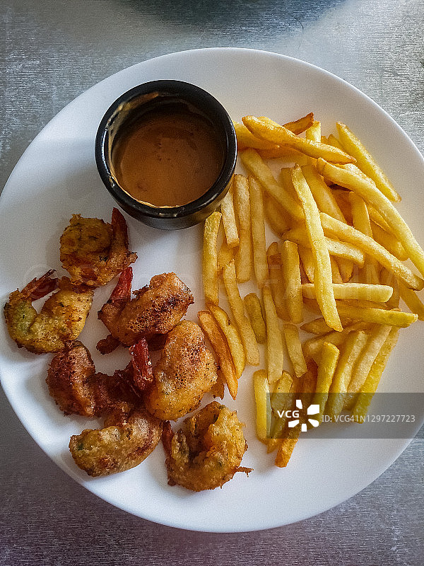 炸虾尾和炸薯条配酱汁图片素材