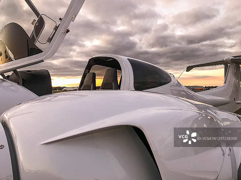 停放的带敞篷双引擎螺旋桨飞机，日落时分图片素材