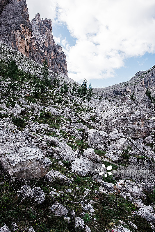 夏季徒步科尔达湖图片素材