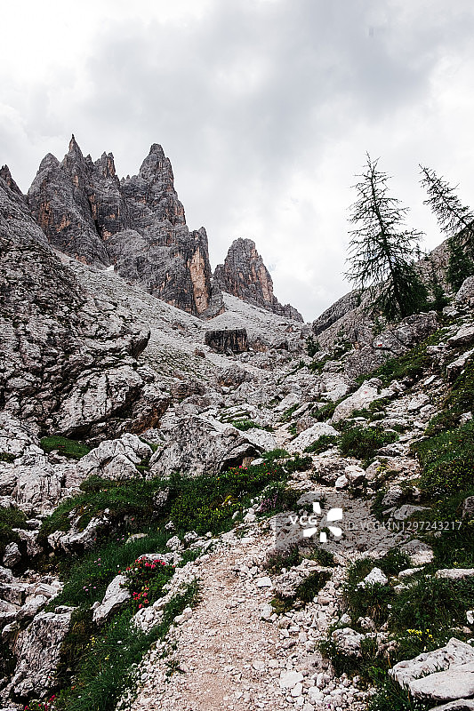 夏季徒步科尔达湖图片素材